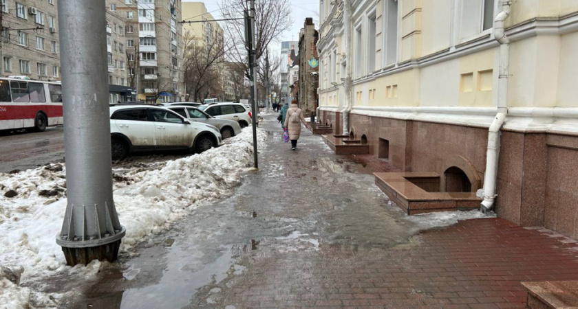 Саратовчанка пожаловалась на гололед и грязь на улицах города