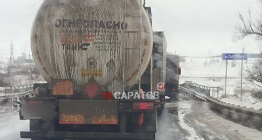 Большегрузы продолжают ездить по аварийному мосту в Саратовской области вопреки запрету