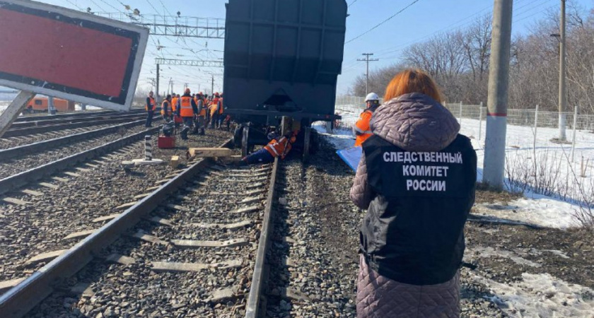 В Саратовской области два вагона грузового поезда сошли с рельсов