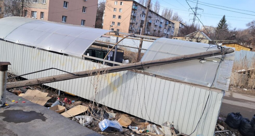 В Саратове упавший столб разрушил мусорный контейнер