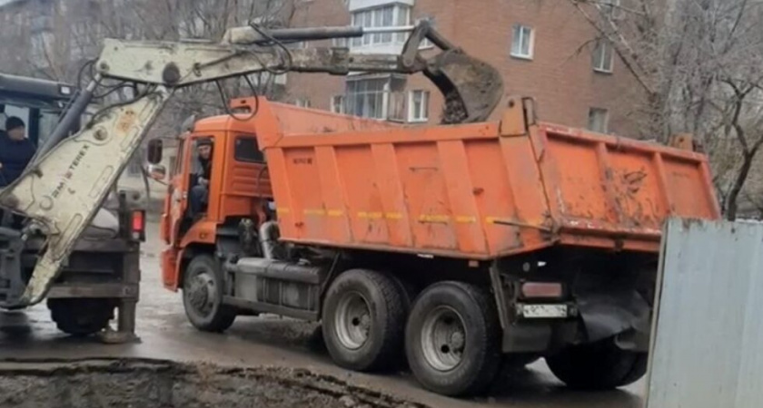 В Энгельсе автомобиль провалился под землю из-за аварийного коллектора