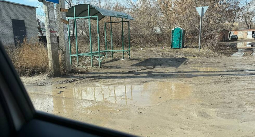 Жительница Энгельса пожаловалась на ужасное состояние конечной остановки маршрута №25