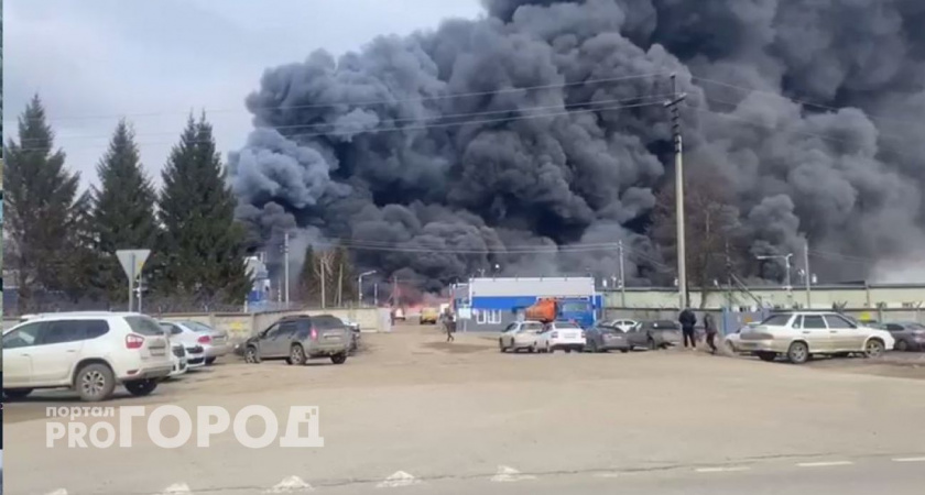 В Волжском районе полыхает крупный завод по производству поролона