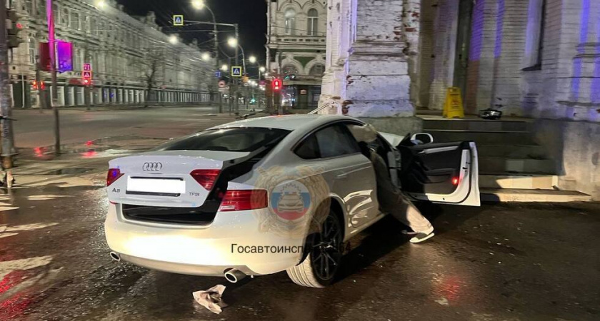 Водитель Audi врезался в здание Радищевского музея в Саратове