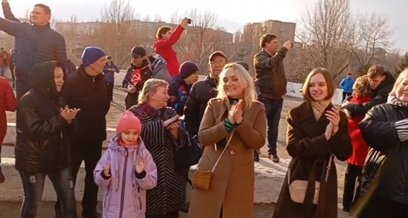 Саратовцы провели акцию "Обними парк" против застройки "Территории детства"