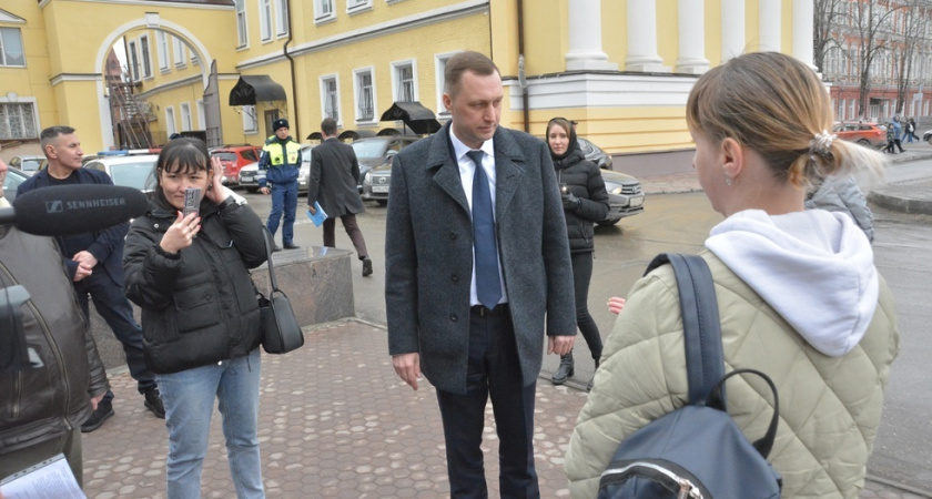 Губернатор Бусаргин заявил жителям о строительстве школы в сквере перед своим отчетом в облдуме