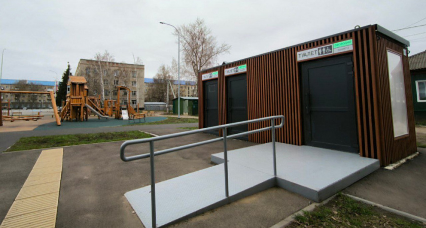 Глава Петровского района открыл доступ к общественному туалету на площади
