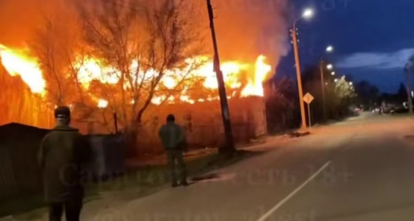 В Кировском районе Саратова сгорел двухэтажный дом