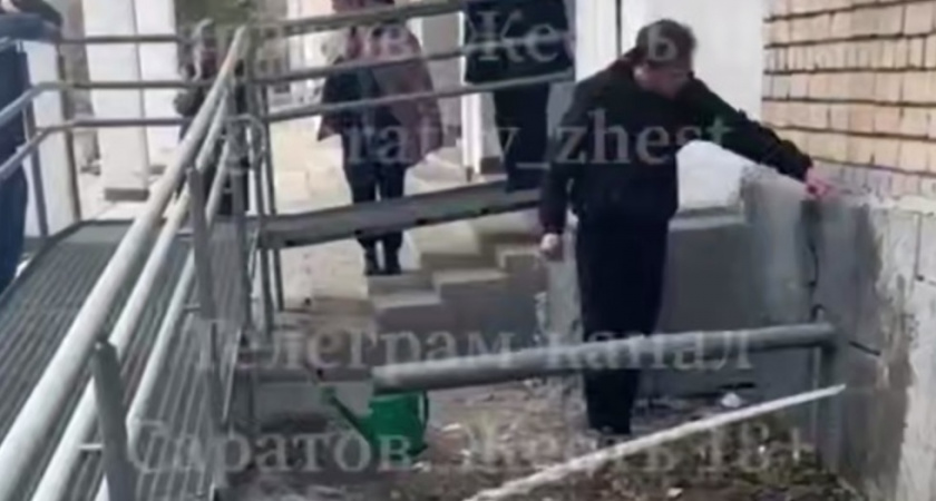 Ученик оторвал кран в 72-й школе Саратова, вызвав потоп