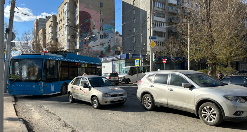 ДТП с участием троллейбуса и учебного автомобиля остановило движение транспорта в центре Саратова