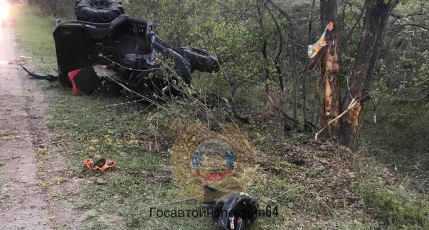 В Саратовской области водитель квадроцикла погиб, врезавшись в дерево