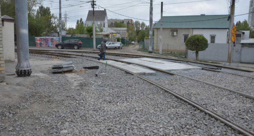 В Саратове новая трамвайная остановка перекрыла проезд к двум домам