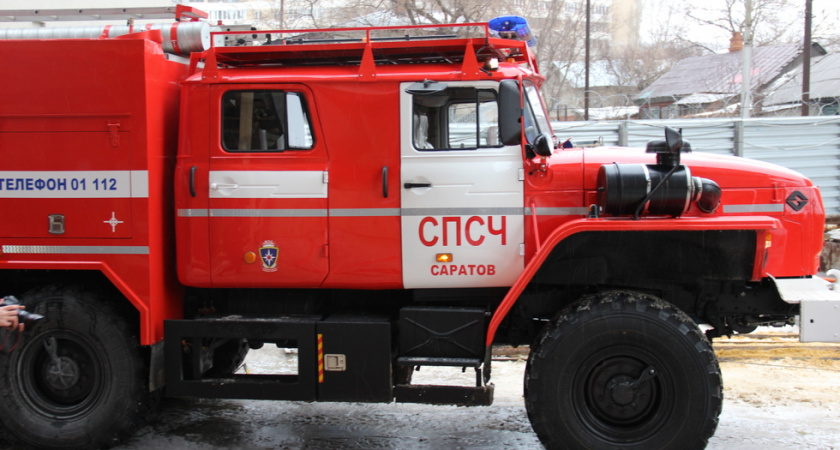 В Саратове произошли пожары в двух расселённых домах
