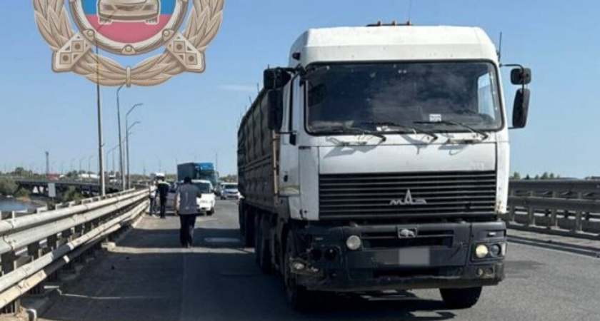 На мосту через Волгу грузовик врезался в легковушку и задел женщину