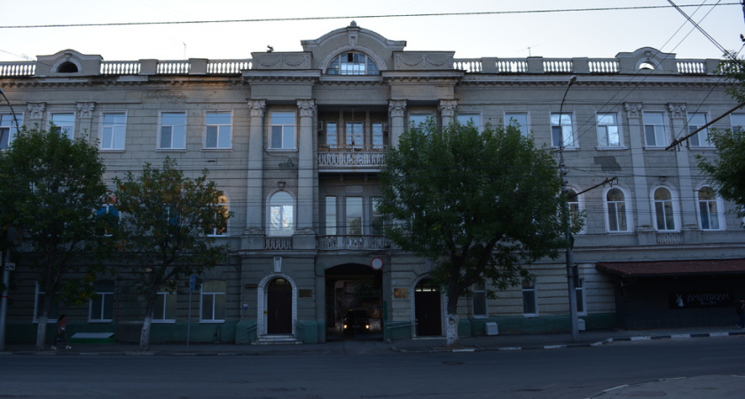 В Саратове снесут аварийные постройки во дворе поликлиники на Горького