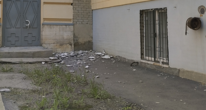 Облицовка корпуса СГУ осыпается на улицу в Саратове
