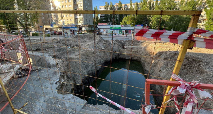 Яма на 1-й Дачной в Саратове мешает пешеходам уже два месяца