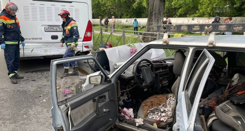 В Саратове в ДТП с автобусом и легковушкой погиб человек