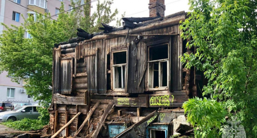 В Саратове ночью загорелся расселенный дом на улице Валовая