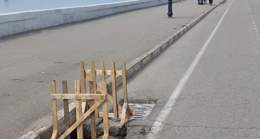 На набережной Саратова появились провалы: горожанам приходится "бегать с препятствиями"