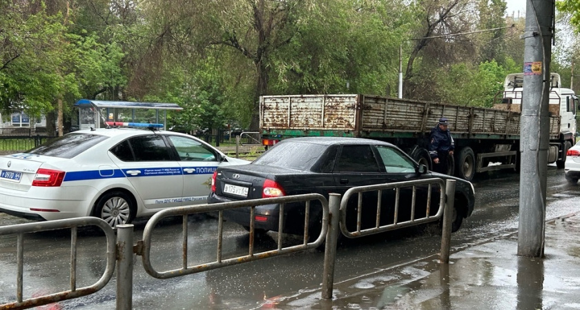 ДТП в центре Саратова парализовало движение транспорта