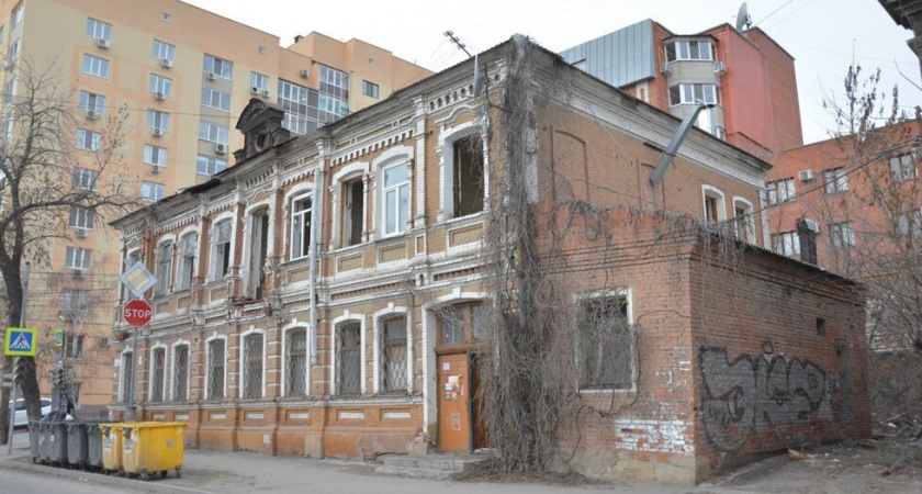 Исторический дом Шмидта в Саратове обнесут забором и закроют окна