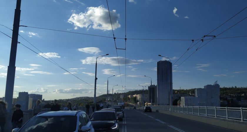 Массовая авария на мосту Саратов-Энгельс парализовала движение