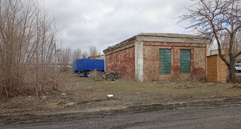 В Калининске продают муниципальный участок с постройками за 2,7 млн рублей