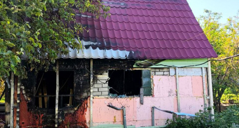 В Балаковском районе полностью сгорела баня в СТ "Приморье"