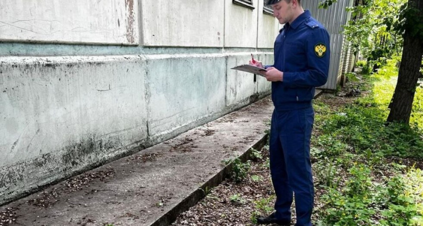 Девятилетний мальчик погиб после падения из окна в Балаково