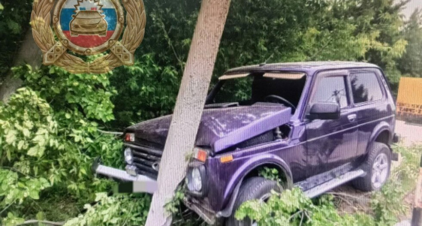 В Базарном Карабулаке "Нива" врезалась в столб: пострадала пассажирка