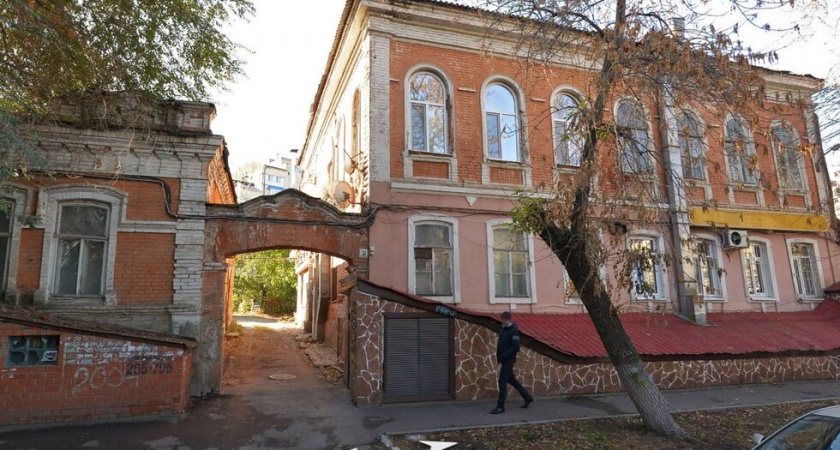 В Саратове 10 домов в центре города могут признать аварийными