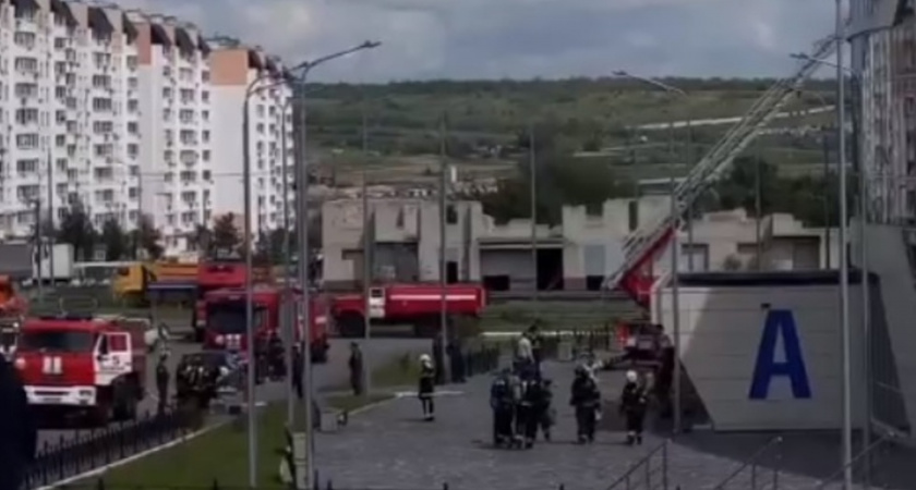 Возле спорткомплекса в Солнечном проходят пожарные учения