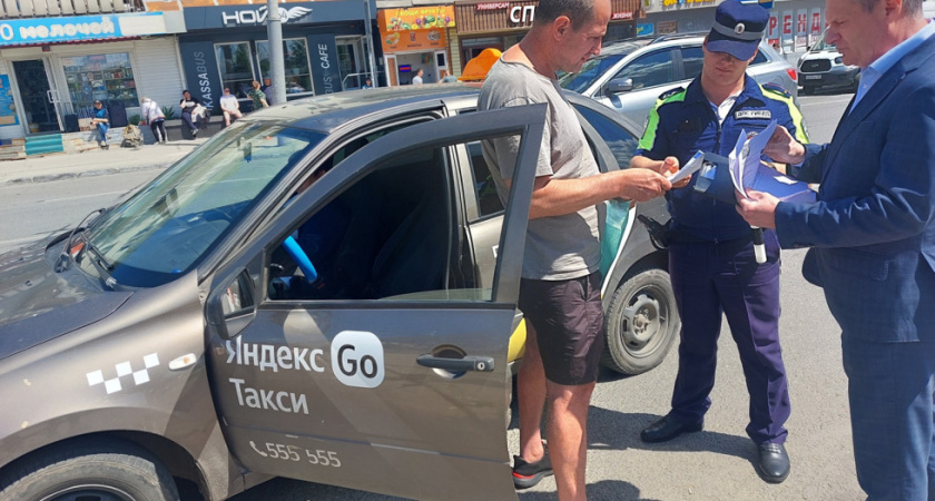 В Саратове у вокзала поймали нелегальных таксистов