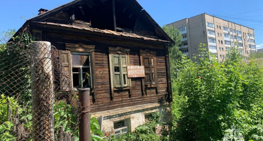 В Саратове сгорел деревянный дом площадью 116 кв. метров