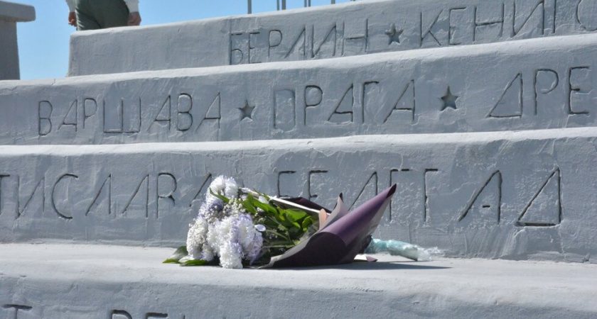 После ремонта на мемориале "Журавли" испортили названия освобожденных городов