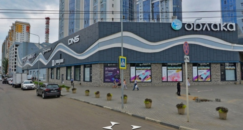 В Энгельсе на парковке ТЦ "Облака" загорелся электрокабель