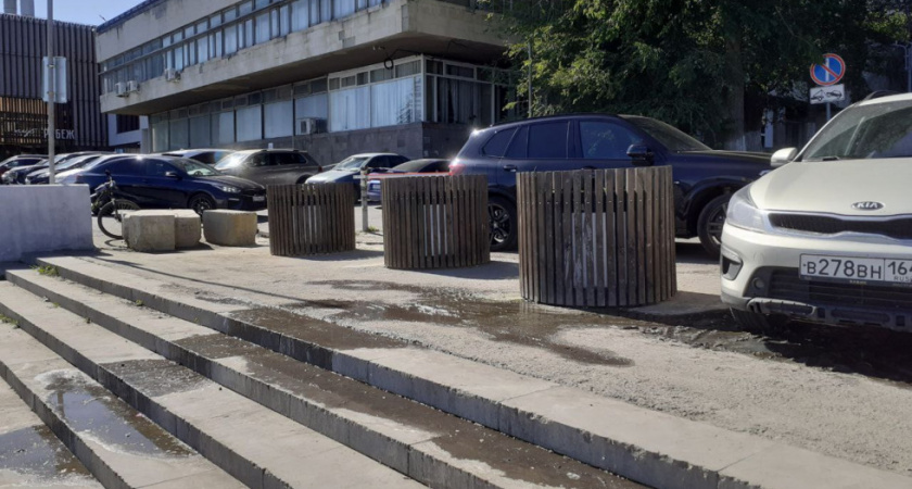 Зловонные реки текут у Ротонды в Саратове