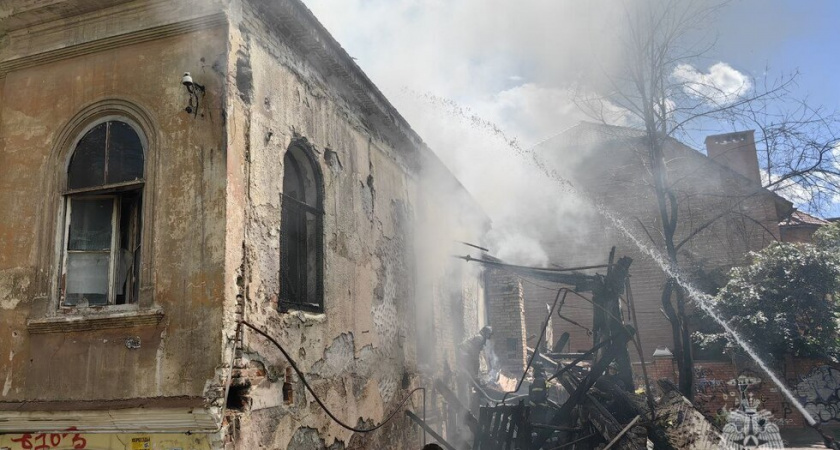 В Саратове загорелось историческое здание бывшего женского училища