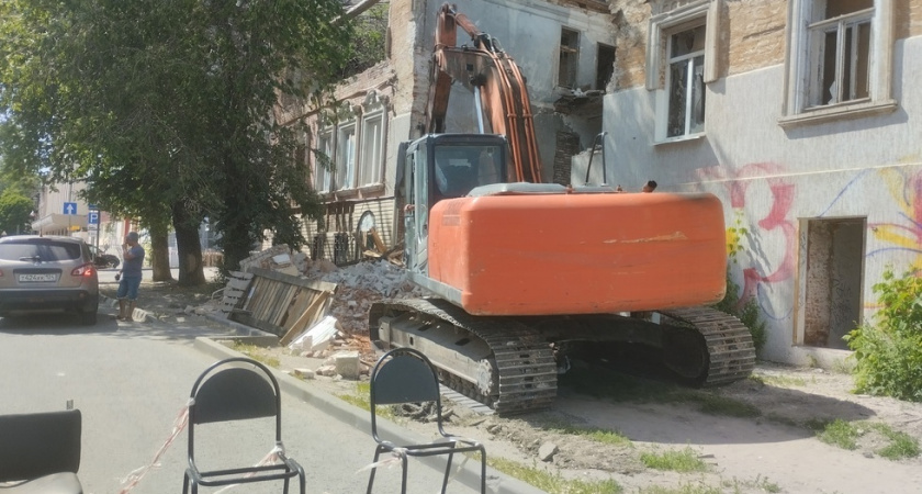 В Саратове сносят исторический дом без соблюдения мер безопасности