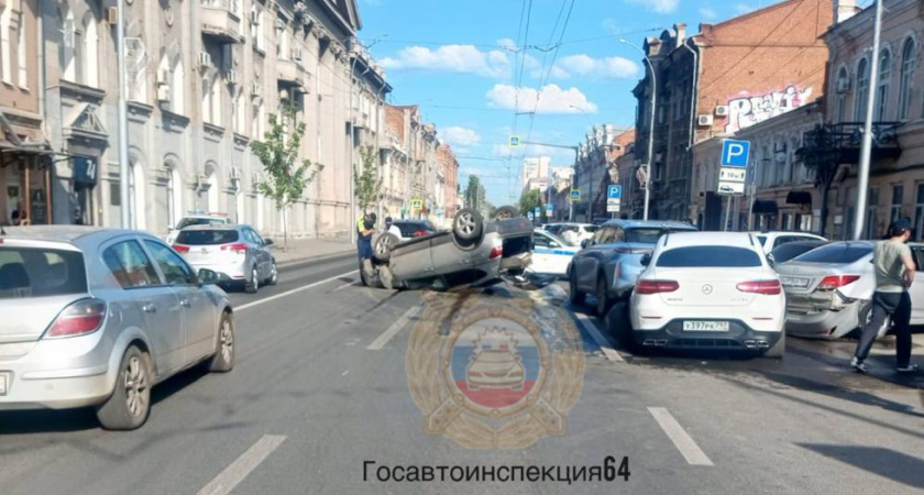 Четыре автомобиля столкнулись в центре Саратова, Nissan перевернулся