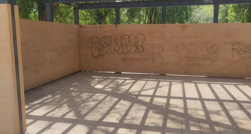 В Саратове "благоустроили" летний кинотеатр, вынеся из него все лавочки