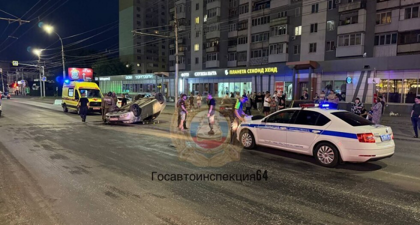 На проспекте Энтузиастов перевернулся автомобиль, пострадал подросток