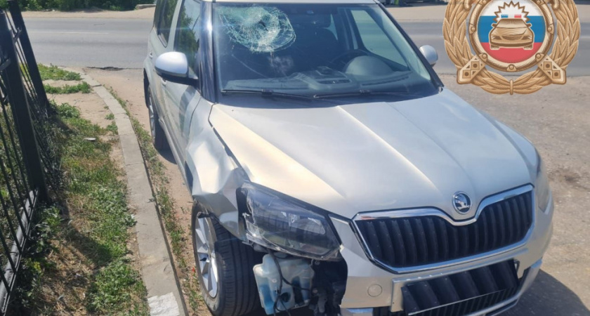 Пенсионерка на Skoda Yeti врезалась в дорожный знак в Саратове
