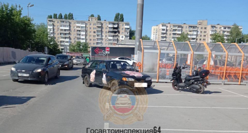 Женщина пострадала в ДТП с участием автомобиля и скутера в Саратове