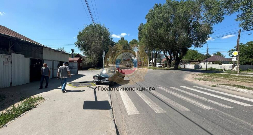 В Саратове пенсионер на ВАЗе сбил дорожный знак, пострадала пассажирка