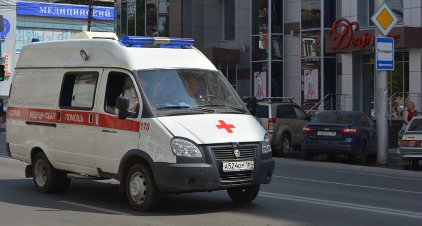 В Саратове на девушку упала ветка дерева