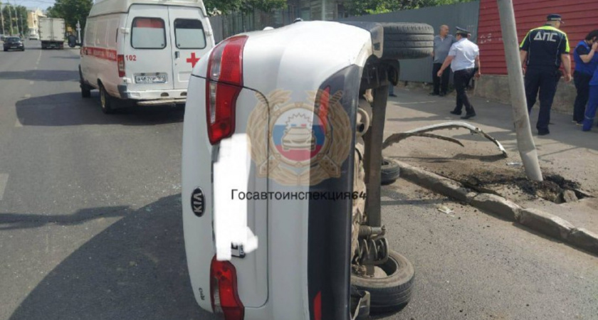 В Саратове автомобиль врезался в столб и перевернулся: двое пострадавших