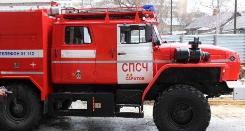 В Саратове загорелся расселенный дом на 2-й Прокатной