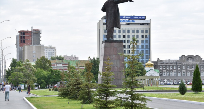 На Театральной площади Саратова высадят более 12 тысяч цветов